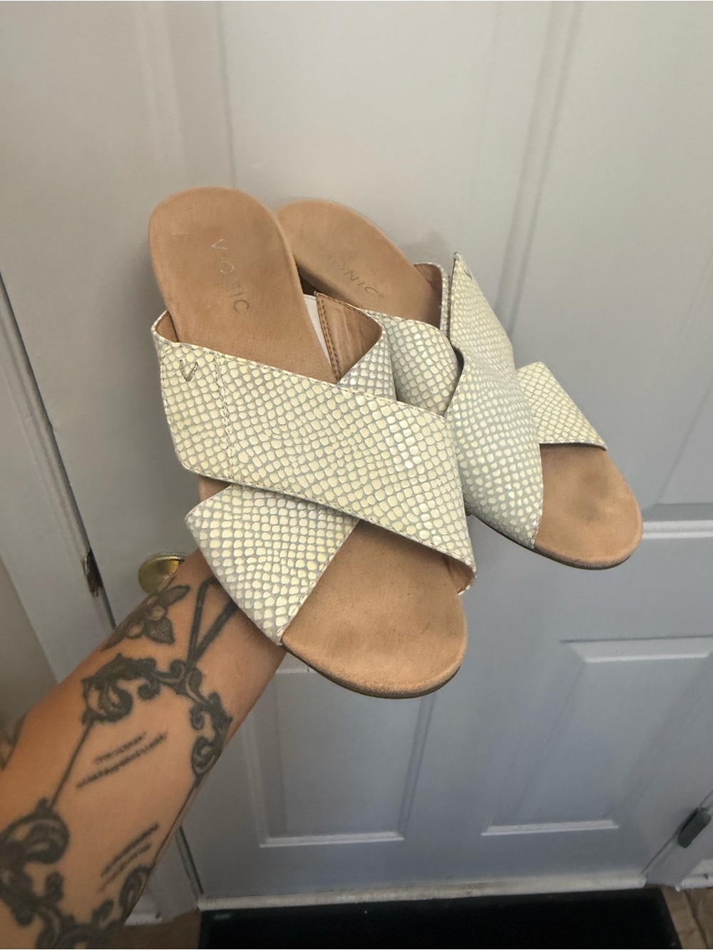 Vionic Leticia Wedge Snakeskin Beige Sandals Size 9 Resort Summer Vacation